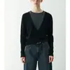 Estilo Old Money, sofisticado e elegante, look de duas peças inspirado em vintage, decote em U grande, suéter de lã merino cinza, top de tricô para outono e inverno