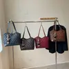Bolso de mujer de gran capacidad retro 2026 nuevo bolso tote de moda de verano con bordado de patrón de diamantes para el trabajo y los desplazamientos