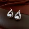 Pendientes de Reloj de Bolsillo Asimétricos con Incrustaciones de Perla de Aguja Plateada y Diamante Pendientes de Botón Exquisitos Retro Franceses con Sentido de Diseño Pendientes de Nicho Venta al por Mayor