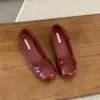 Sapatilhas de fada slip-on com aumento interno de altura, estilo francês, design de laço discreto, couro envernizado de primavera novo modelo 20264cm
