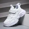 Nuevo estilo de zapatillas deportivas para niños medianos y grandes, parte superior de malla ligera, adecuado para estudiantes de primaria y niños que corren, suela suave, transpirable.