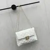 En Stock 2025 Nuevo Estilo Bolso Cuadrado Pequeño Bordado Personalizado Dulce Moda Bolso de Mujer Bolso de Hombro con Cadena de Cerradura Fabricante