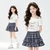 Conjunto de Dos Piezas de Falda Corta a Cuadros para Niñas, Camiseta de Dos Piezas Falsa de Hombros Descubiertos para Niños Talla Mediana y Grande, Nuevo Estilo de Verano, Colores Contrastantes, Dulce Conjunto de Verano