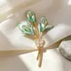 Broche de hebilla antideslumbrante para mujer, sentido de alta gama, nicho de alta gama, pin de ramillete de alta gama, pequeños accesorios de incienso, lindo dibujo animado al por mayor
