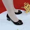 Zapatos pequeños exquisitos de moda para mujer 2023 de piel de tacón medio, antideslizantes, de suela blanda y superficie suave