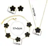 Conjunto de três peças de trevo de quatro folhas aço titânio banhado a ouro flor colar pulseira brincos joias versáteis de luxo leve para mulheres celebridades da internet