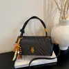Nuevo bolso de mano de alta gama para mujer de principios de otoño de 2026, bolso de mano de moda nicho con cierre de broche exquisito, versátil para el trabajo y para llevar cruzado