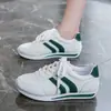Tênis esportivo casual plano transfronteiriço europeu e americano para mulheres, novos sapatos de sola macia 2026, estilo outonal versátil, atacado disponível em tamanhos grandes