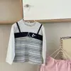 Top de manga larga para niña, estilo nuevo de primavera 2026, cómodo, de dos piezas falsas, para bebés, top a rayas casual, dulce y elegante