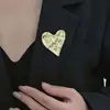 Broche Plisado en Forma de Corazón de Venta Caliente Transfronteriza, Pin Metálico de Nicho de Alta Gama, Broche Antiexposición para Ropa de Mujer, Fuente de Suministro