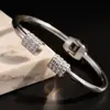 Pulsera de acero inoxidable de comercio exterior transfronteriza con incrustaciones completas de diamantes para mujer, estilo europeo y americano, pulsera de acero de titanio impermeable y que no pierde el color, disponible para venta al por mayor