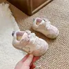 Zapatos para niñas pequeñas 2026 otoño e invierno nuevos elegantes con lazo zapatos de bebé zapatillas transpirables de suela blanda para niños pequeños
