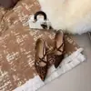 Versão em pele de ovelha ~ Sapatilhas elegantes de alça única estilo francês para o dia a dia, novos sapatos Mary Jane de bico fino com estampa de leopardo 2026 para mulheres, bico baixo