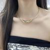 Collar de acero de titanio resistente a la decoloración, estilo de metal frío avanzado, diseño de colgante de codo curvo, collar de moda que combina con todo.