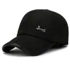 Nuevos estilos de invierno para hombres de mediana edad y mayores: Sombreros de cuero cálidos, forrados de polar y engrosados, con protección para los oídos y una visera tipo pico de pato, diseñados para mantener abrigados a los ancianos y abuelos en climas fríos.