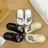 Moda Color Blanco y Negro Cuadros Caramelo Gatito Lindo Estilo Ins Versátil Otoño e Invierno Rosa Femenino Zuecos con Lindos Dijes para Zapatos DIY