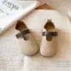 Sapatos pequenos de couro para meninas, novo estilo 2026, com bico quadrado, sola reta, palmilha macia e fecho de velcro, em um design moderno, casual e simples