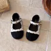 Sapatos de princesa fofos e bonitos de bolinhas, nova coleção outono/inverno 2026, sapatos Mary Jane infantis com solas macias e fechos de velcro, versáteis e fáceis de combinar