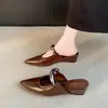 Semi-zapatillas de metal con tacón de cuña y punta cerrada estilo francés para mujer, nuevo estilo 2026, perfectas para combinar con faldas, sandalias de punta con elevador de talón oculto.