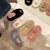 Chinelos de algodão de uma tira versáteis para casa, moda de celebridade da internet, estilo fada, absolutamente lindos, chinelos de algodão confortáveis, novo estilo Outono/Inverno 2026, para usar ao ar livre