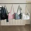 Popular bolsa de lunares de gran capacidad para mujer, nuevo bolso de hombro casual y relajado, bolsa de mano para estudiante universitario y para ir al trabajo