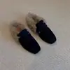 Sapatos peludos retrô de bico quadrado e salto grosso para mulheres, novo estilo outono/inverno 2025, de calçar, forrados com fleece, quentes, bico fechado, meia-pantufa