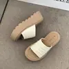 Zapatos para mujer con plataforma para aumentar altura, para casa, vacaciones, compras 2026, estilo de nicho no común, pantuflas para mujer, plisadas, simples, generosas