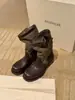 Versión de cuero de las botas cortas del mismo estilo de Nana, tacón grueso, suela gruesa, botas estilo Martin, botas apiladas con hebilla de cinturón retro en bloques de color, botas de montar para mujer