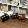 Bolso Pequeño Cuadrado Retro para Mujer 2026 Nuevo Estilo Bolso de Hombro Rígido de Cuero Hebilla de Metal con Cierre Bolso Cruzado para Commuter