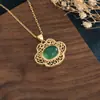 Accesorio de Estilo Xiaohongshu Inspirado en lo Étnico: Collar Ruyi Tradicional de Oro con Candado de Paz y Colgante de Esmeralda y Calcedonia