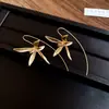 "Abalorio Floral de Perla" aretes de botón florales vintage con circonita y perla, aretes de lujo ligero de alta gama con un diseño único, aretes de nicho