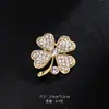 Broche Europeu e Americano Floral com Pedras Preciosas para Mulheres, Broche Floral de Alta Qualidade com Pérolas, Acessório de Alfinete Estilo Chanel, Broche
