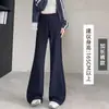 Calça atlética feminina estilo americano, fluida, elástica, de cintura alta, levemente flare, coleção outono 2026, casual, slim-fit e que valoriza a silhueta.
