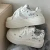 Zapatillas Blancas de Suela Gruesa para Mujer Primavera 2026 Nuevo Estilo Zapatillas que Aumentan la Altura Moda Tendencia Mocasines Casuales Versátiles