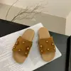Versão em Couro Macio~Sandálias de Solado Grosso com Biqueira Redonda e Abertas para Mulheres, Estilo Slip-On com Rebites Resistentes e Design Floral