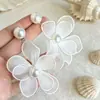 Pendientes de Flor Blanca y Perla Estilo Vacaciones de Verano junto al Mar para Mujer, Pendientes de Alta Gama, Colgantes Exagerados para Orejas
