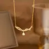 Pendente de Clavícula Clássico V Grande Banhado a Ouro 18K Real em Aço Titânio, Venda Quente Internacional Transfronteiriça, Tema de Moda Personalizado, Microincrustado com Zircônia Cúbica