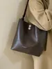 Bolso de Hombro Retro Transfronterizo de Gran Capacidad para Mujer Nuevo Estilo 2026 Bolso Cubo Simple para Hombro Bolso Cruzado Versátil