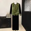 Conjunto de Três Peças para o Outono da Mamãe: Novo Conjunto de Veludo Dourado Estilo Chinês, Moderno e Chique para Mulheres de Meia-Idade e Idosas, Colete para Mulheres