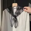 Lenço Triangular Pequeno Exquisito com Bordado Floral Vazado para Mulheres, Lenço Decorativo Estilo Francês Fresco e Doce, Lenço Fino de Renda