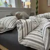 Juego de cuatro piezas de algodón arrugado lavado ultrasuave Clase A, funda de edredón a rayas simple, sábana, sábana ajustable, juego de tres piezas para cama de dormitorio estudiantil