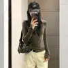 Camiseta de manga larga color verde militar estilo coreano para mujer, perfecta para principios de otoño como capa base, ofreciendo un look sofisticado y único con un corte ajustado.