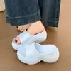 Chinelos de Solado Grosso para Mulheres Modelo Novo 2026, Confortáveis para Todas as Estações, Aumentam a Altura em 8cm, Antiderrapantes, Macios, com Sensação de Pisando nas Nuvens, Sandálias de Eva