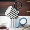 Taza de cerámica a rayas al por mayor estilo ins taza de agua para pareja de uso doméstico diseño femenino taza para café para hombre creativa