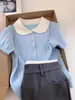 Camiseta de punto rosa dulce y femenina de manga corta para mujer, nuevo estilo Verano 2026, cuello de muñeca único de punto trenzado, top chic de hombro normal