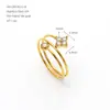 Anillo europeo de tres capas con circonita en espiral de acero inoxidable de banda delgada de múltiples colores de diamante doble estilo lujo ligero anillo abierto ajustable
