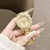 Popular Reloj Dorado Completamente Incrustado con Diamantes, Esfera de Tres Ojos, Números Romanos, Correa de Acero, Reloj de Cuarzo para Mujer con Pedrería al por Mayor