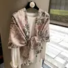 Lenço Longo de Seda para Primavera e Verão para Mulheres, Lenço Fashion Versátil com Estampa Floral de Seda Sintética, Lenço de Gaze Estilo Étnico, Xale de Proteção Solar