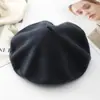 Nuevo gorro de lana de mezcla popular estilo retro francés de color liso para mujer, gorro de artista cálido de invierno al por mayor