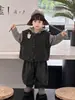 Conjunto de Roupa de Outono para Meninos Estilo Coreano 2026 Novo Conjunto de Três Peças com Moletom Listrado para Crianças Roupas da Moda de Primavera e Outono para Meninos